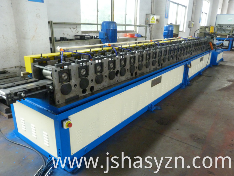 Equipment for the production of cold forming of side beam profiles